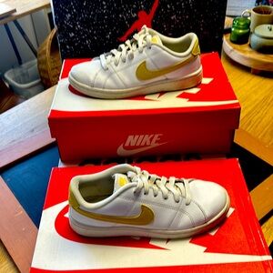 Women’s Nike court royal w6.5 - VGUC